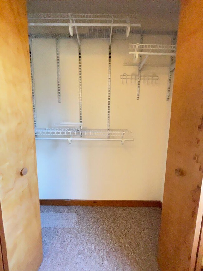 Building Photo - Lovely, updated 2br in Weatherhill. Great location & Carrboro charm!