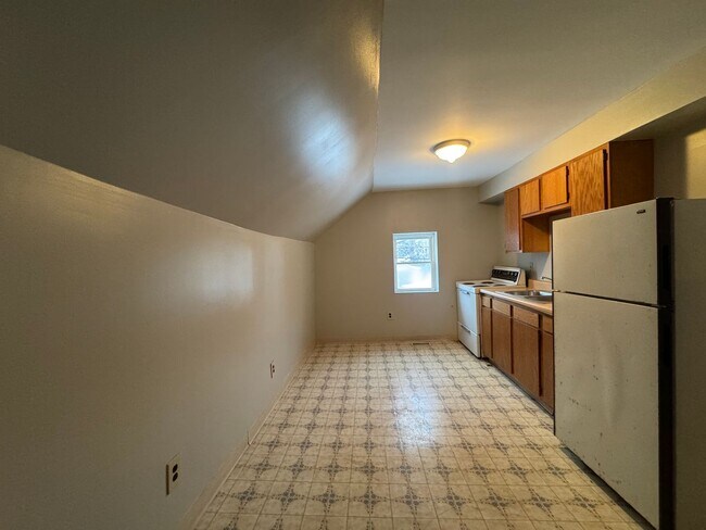 Building Photo - 207 E Oak St