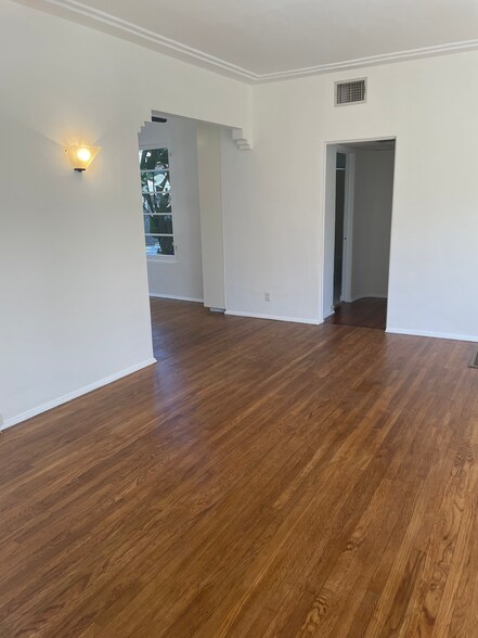 Building Photo - 407 Riverdale Dr