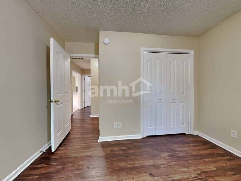 Building Photo - 420 Roberts Way