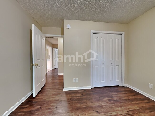 Building Photo - 420 Roberts Way