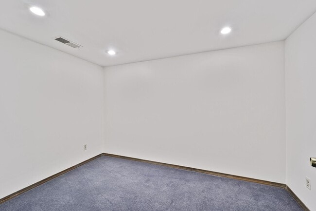 Building Photo - 6002 Madawaska Rd