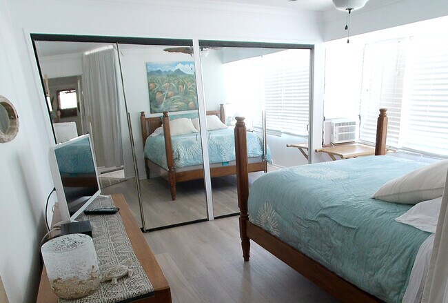 Main bedroom w/ large closet and air conditioning - 426 Ilimano St