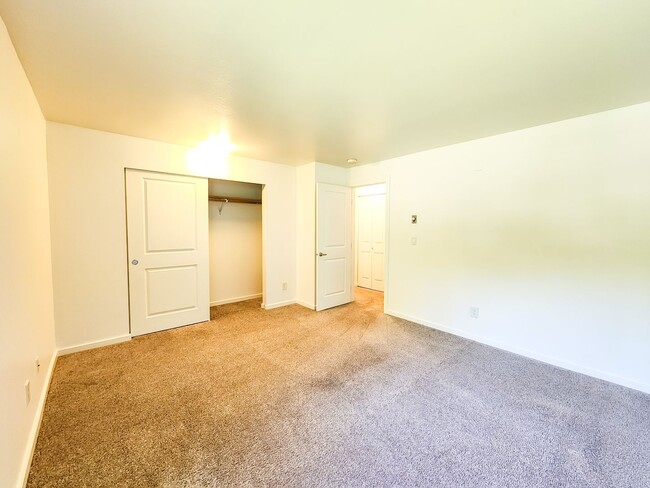 Building Photo - Beautifully Updated & Exceptionally Conven...