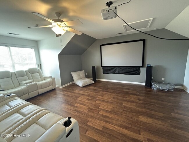 Building Photo - 303 Queenswood Blvd