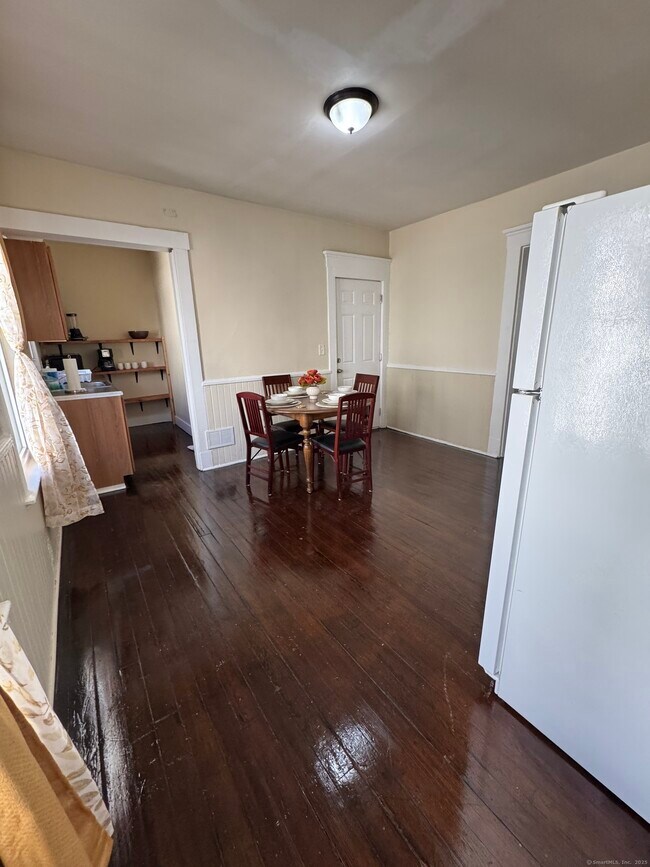 Building Photo - 766 George St