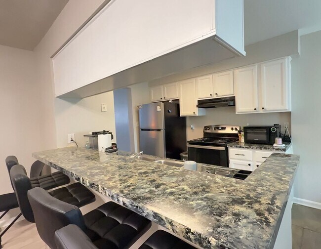 Building Photo - Beautiful 3BR Townhome in Gated Kings Square Community