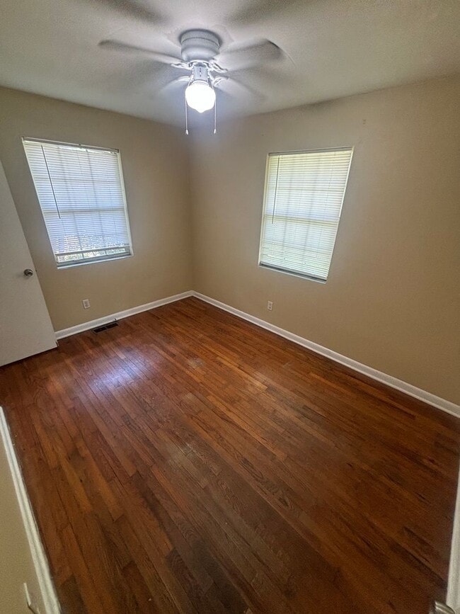 Building Photo - 3BR/1BA Close to Campus!