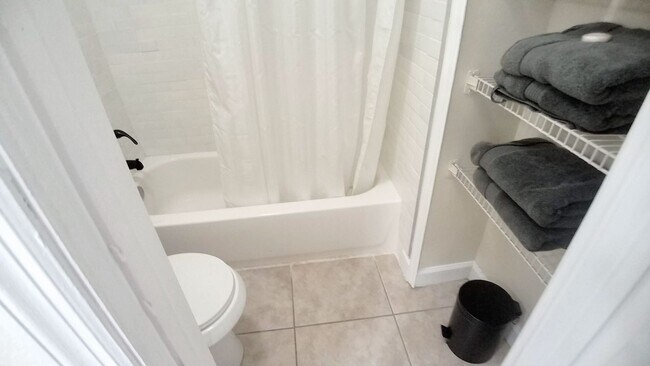 Building Photo - Beautiful  Furnished 1/1 condo x Rent  in Winter Park Next to Full Sail University !