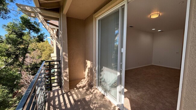Building Photo - Nice 2 Bed townhouse style condo with prim...