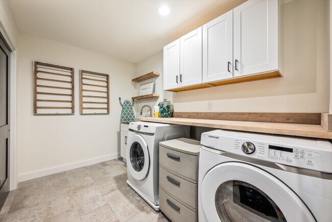 Building Photo - 330 Wright St