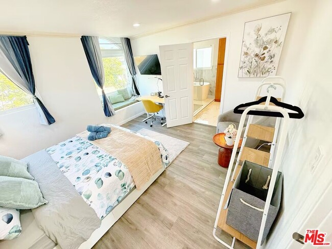 Building Photo - 15213 Daphne Ave