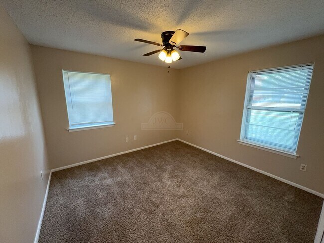 Building Photo - 1013 Kathey Dr