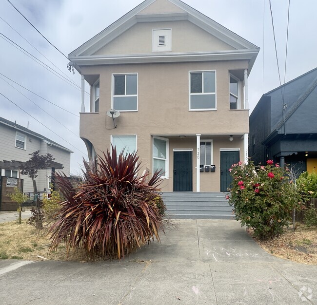Building Photo - 716 37th St