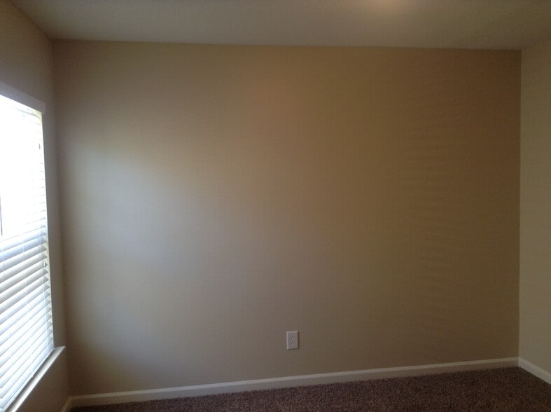 Building Photo - 1919 Sunset Village Dr