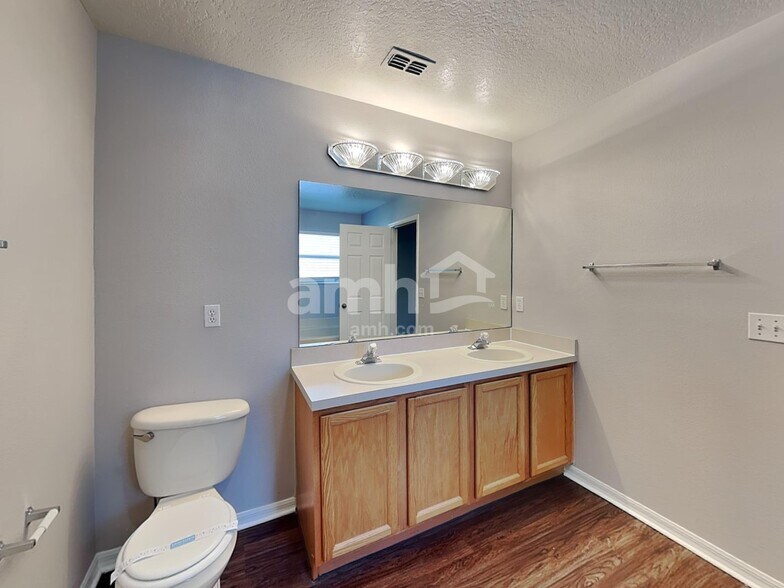 Building Photo - 1921 Knollcrest Dr