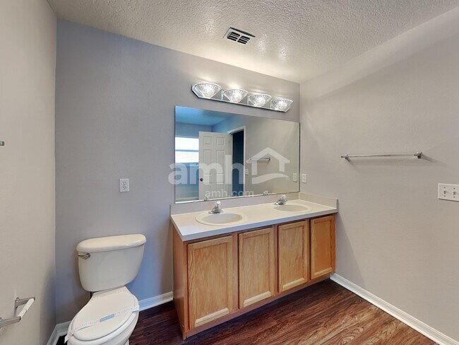 Building Photo - 1921 Knollcrest Dr