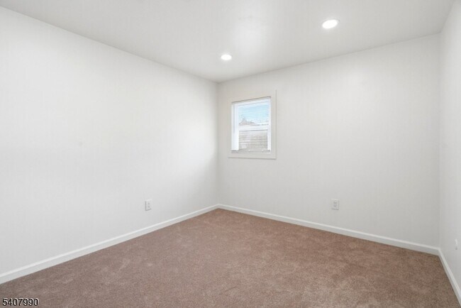 Building Photo - 114 Grove St