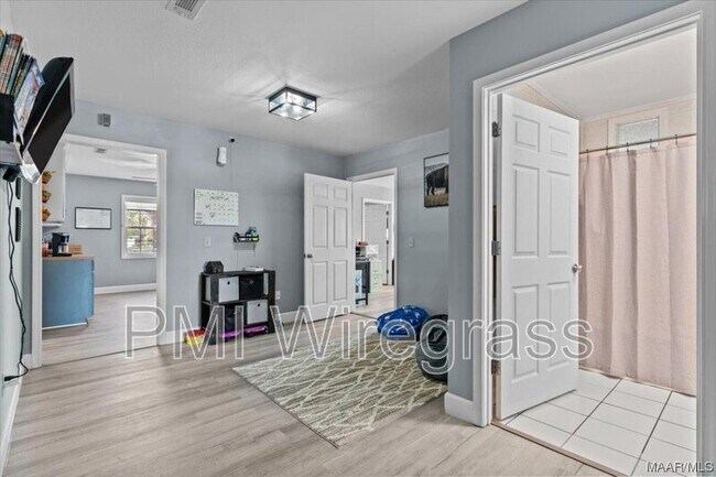 Building Photo - 209 E Mcgowan St