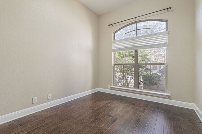 Building Photo - GORGEOUS 4 BED / 2 BATH HOUSE FOR RENT!