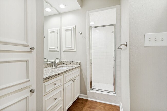 Building Photo - GROUND-FLOOR 2-BEDROOM ALAMO HEIGHTS CONDOMINIUM