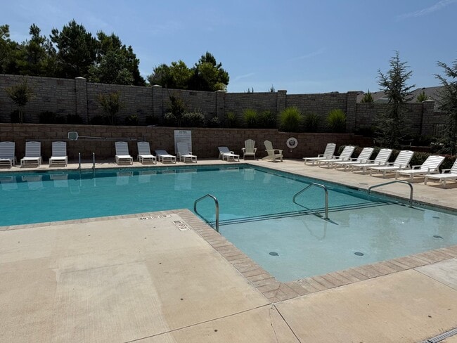Building Photo - Flexible terms and easy move in!! 3 bed, 2 bath, 2 car garage in the gated Bungalow Heights commu...
