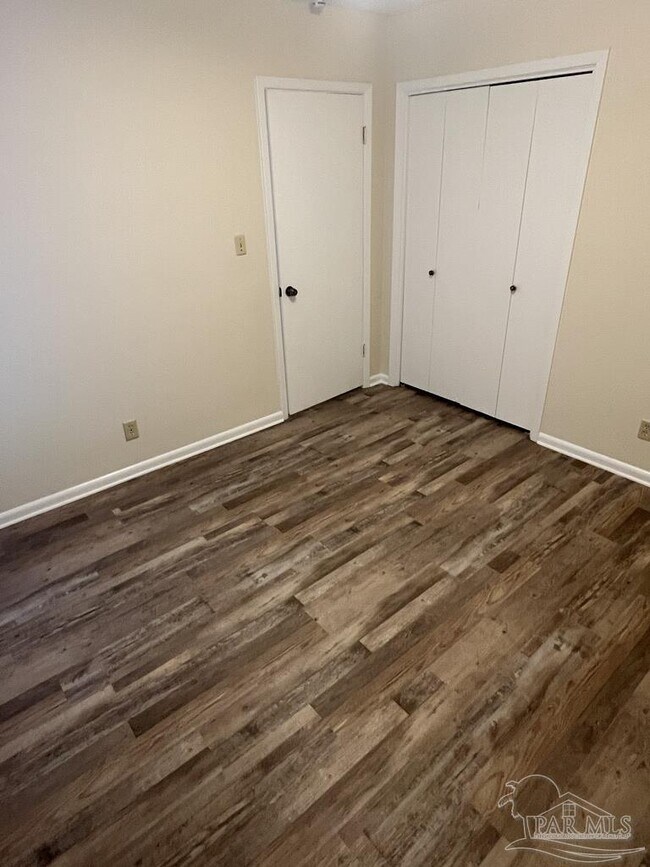 Building Photo - 4050 Claiborne Cir