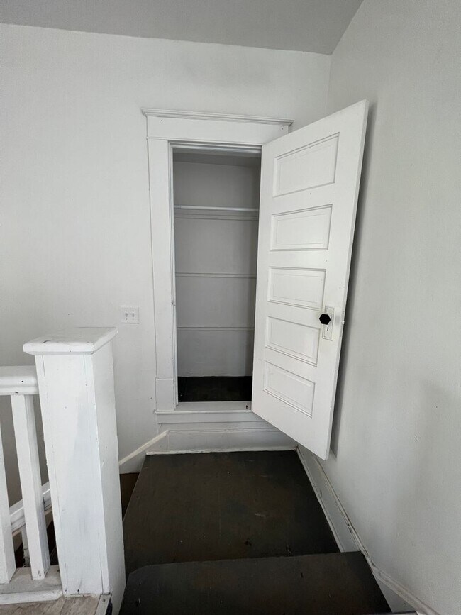 Building Photo - Remodeled 1 bedroom with bonus room