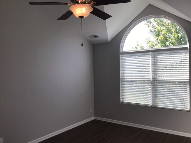 Building Photo - 1559 Parkside Dr