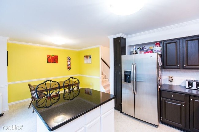 Building Photo - 3 br, 2.5 bath Townhome - 7111 Bradshaw Ct E