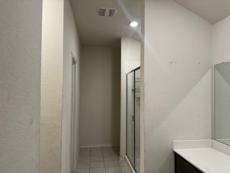 Building Photo - 2222 Nightgrove Cir