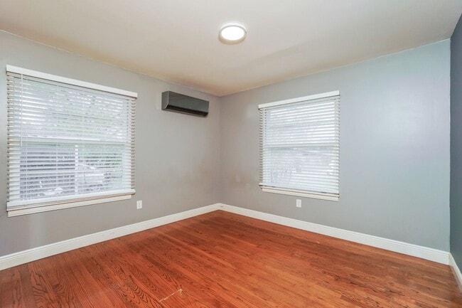 Building Photo - Two Bedroom home located in Central San Antonio