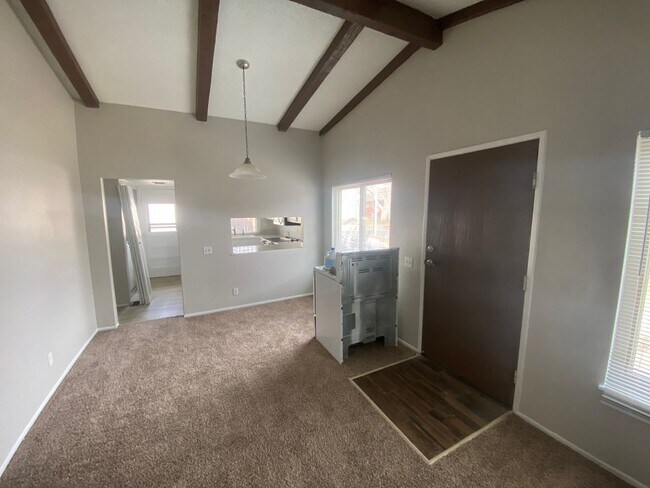 Building Photo - Spacious Aurora Townhome