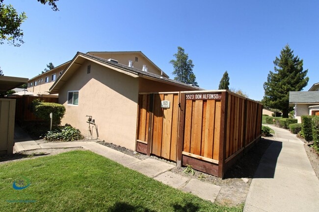 Building Photo - $2,695 Cute cozy 2/1 Condominium in South ...