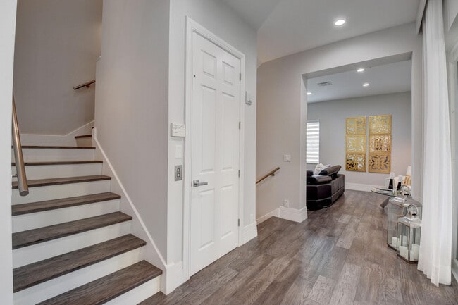 Building Photo - 921 Osceola Dr