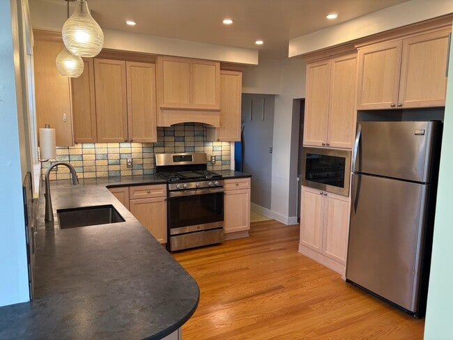 Building Photo - 433 McKinley St