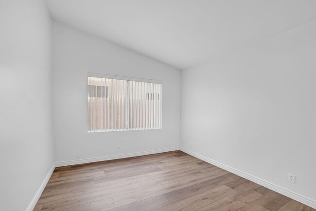 Building Photo - MOVE-IN READY SINGLE-STORY 4-BEDROOM 3-CAR GARAGE HOME IN HENDERSON!