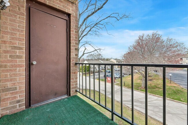 Building Photo - Recently Renovated 2BR Condo in Sought-After Goshen Valley