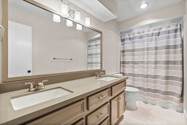 Building Photo - 11715 Park Creek Dr