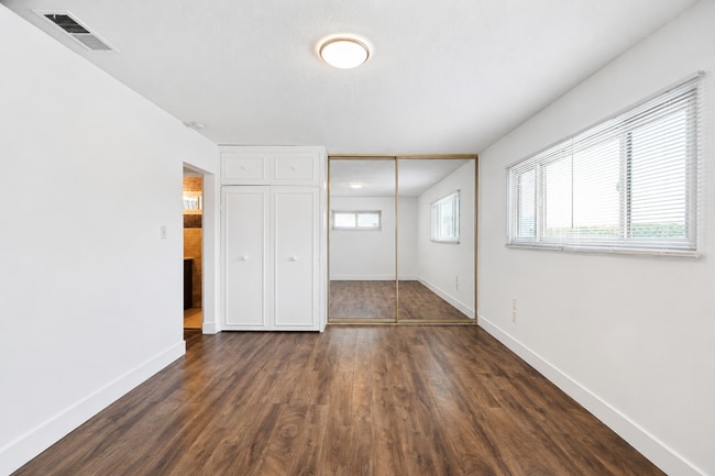 Building Photo - 8840 San Vicente Ave