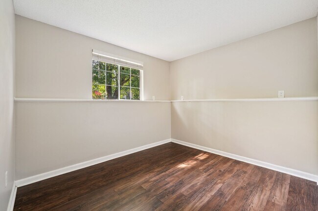 Building Photo - 2421 Camellia Dr