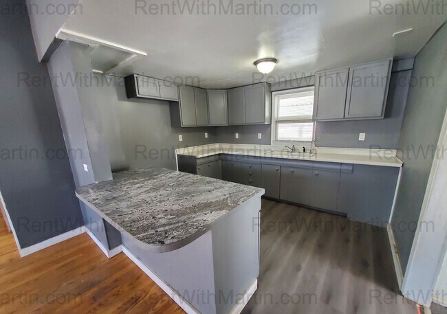 Building Photo - For Rent- Beautiful home in Evansdale! Pets Ok!