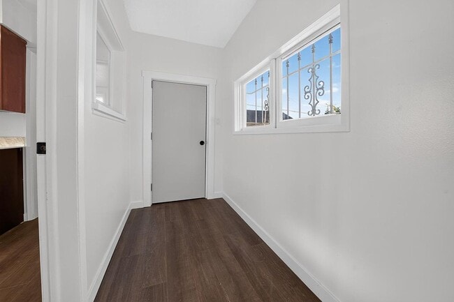 Building Photo - 1503 E Wellesley Ave
