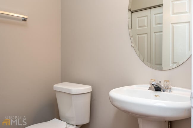 Building Photo - 246 Village Square Dr