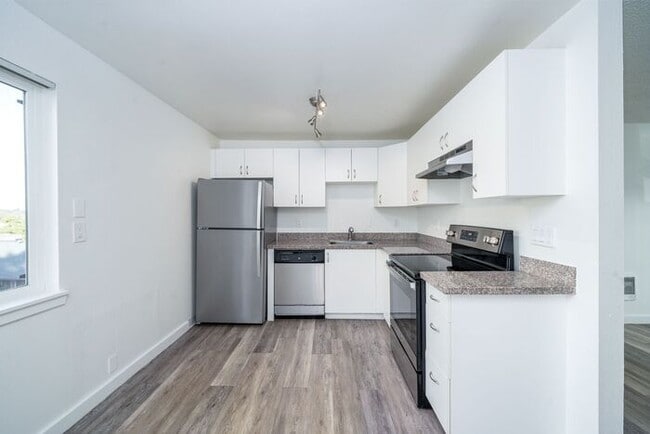 Building Photo - Spacious 2x1 unit with 1st month free! Only $1395