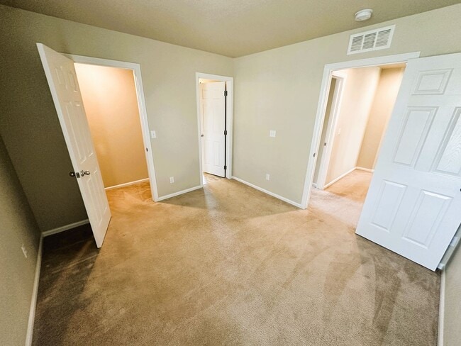 Building Photo - Beautiful 3 Bedroom Home (Available Immedi...