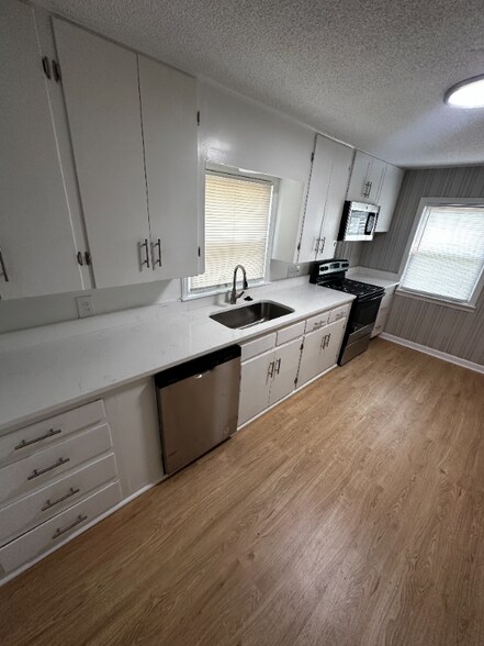 Building Photo - 6328 Robinhood Rd