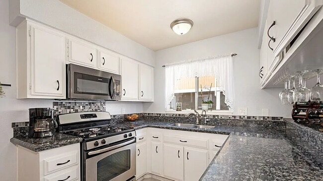 Building Photo - "Charming 1-Bedroom San Fernando Apartment with Modern Granite Touches!"