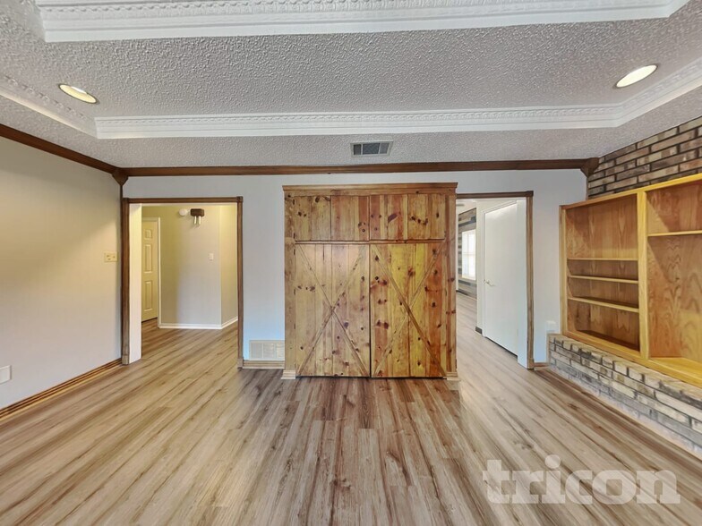 Building Photo - 509 Live Oak Dr