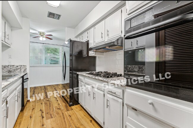 Building Photo - 2444 Somerset Dr